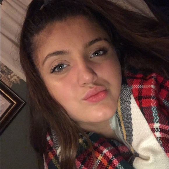 Meet your Posher, Karlie - Picture 1 of 1